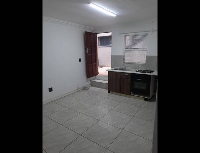 1 BEDROOM PROPERTY TO RENT IN GOODWOOD CENTRAL